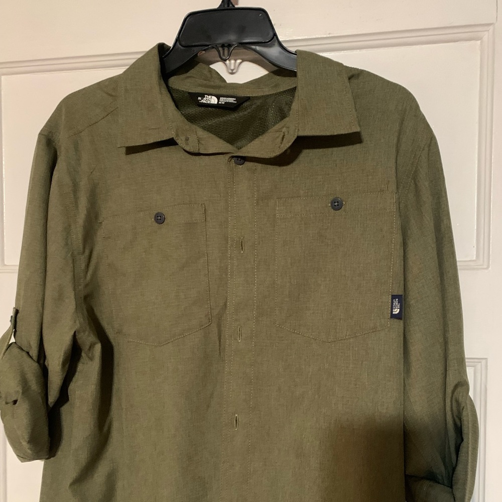North Face Mens, lightweight camping/ outdoor shirt with button up sleeves, M,
